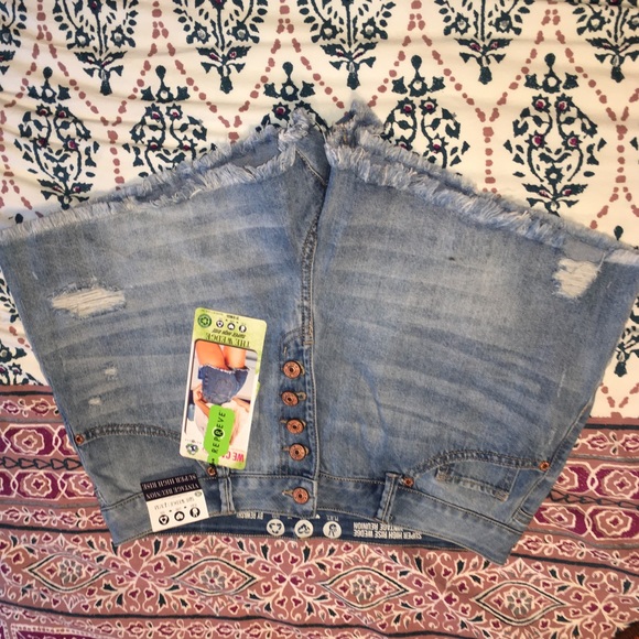 Recycled fibre denim shorts - Picture 2 of 4